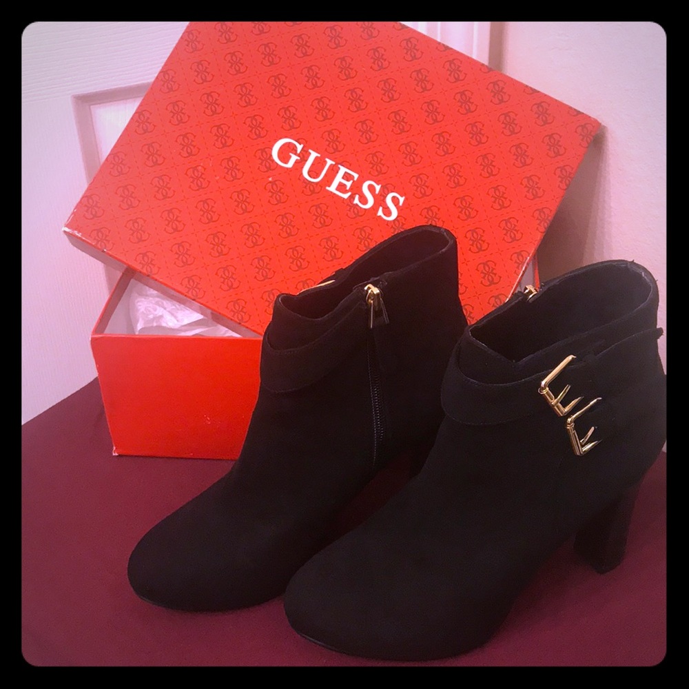 GUESS Size 8M